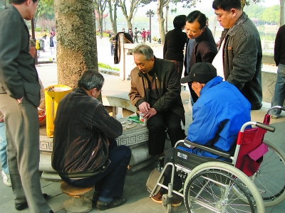 福州市民在西湖公园下棋