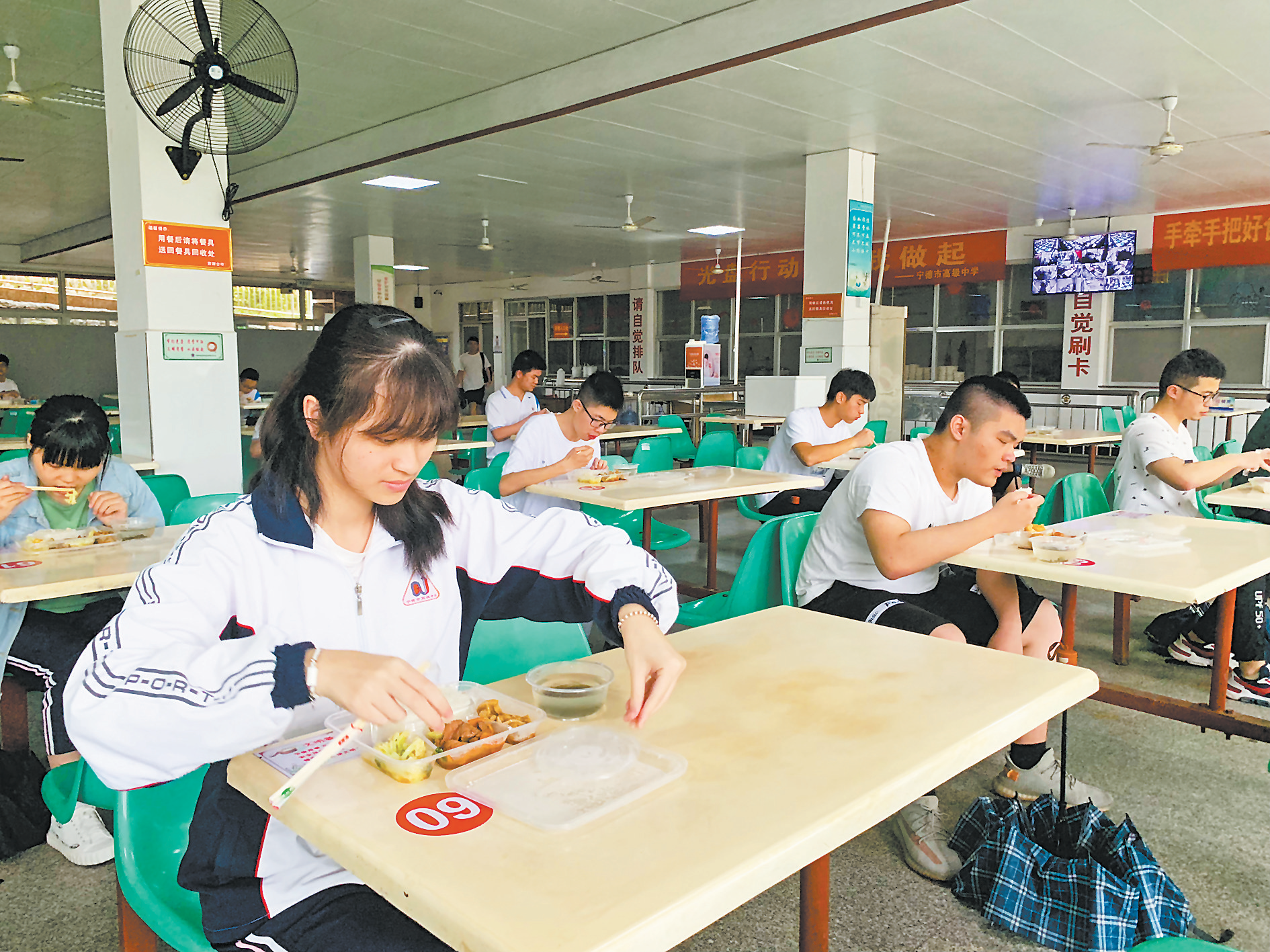 宁德市中小学生人口_宁德市民族中学校史馆(2)