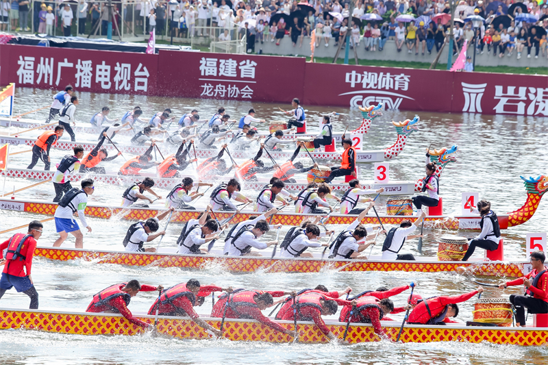 比赛现场，选手们挥桨竞渡。来源：福州广播电视台5.jpg