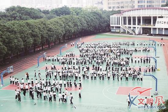 近日，闽南师大附属中学学生在“校外班主任”团队的带领下进行团辅活动。.jpg