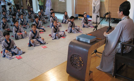 福州80位小学生穿汉服席地而坐读国学经典 - 礼