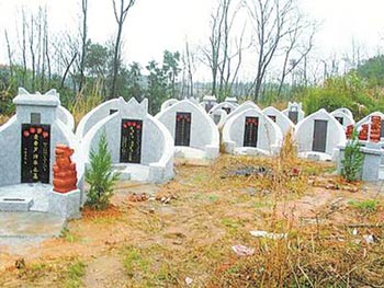 在湘潭县响水乡狮子山村,乱建滥造的私人墓地随处可见 (刘晓波 摄)