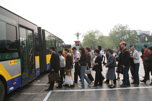 资料图片:乘客习惯成自然,有序排队上车