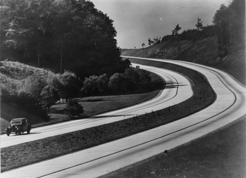 carriageway,kerb a german dual carriageway in the 1930s.