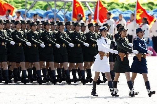 阅兵引发女青年参军热 中国改革女兵征集办法