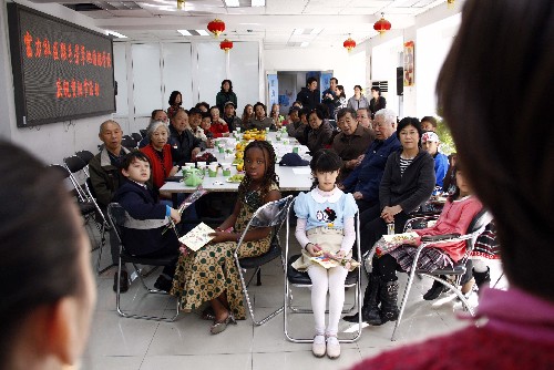 北京芳草地国际学校小朋友与社区老人共贺重阳