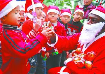 莆田城厢区波斯特幼儿园外籍教师扮圣诞老人分
