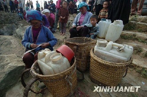 2月22日，在广西隆林县徳峨乡常么村，村民在山洞外等候取地下水。新华社记者 黄孝邦 摄