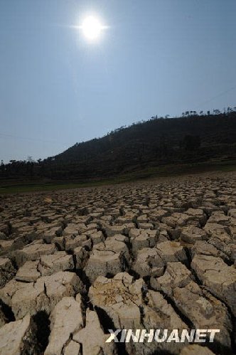 2月23日，位于黔西南布依族苗族自治州的马铃口水库已完全干枯见底，库底的淤泥已经板结龟裂。新华社记者 刘续 摄