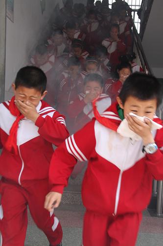 5月10日,枣庄市市中区红旗小学的学生在演练火灾逃生.