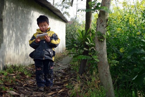 汶川地震孤儿何文东的作品《晨读》