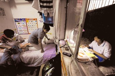 听障女孩在京中考 与家人蜗居地下室7年(图)