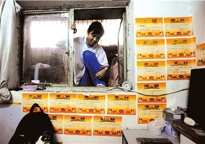 听障女孩在京中考 与家人蜗居地下室7年(图)