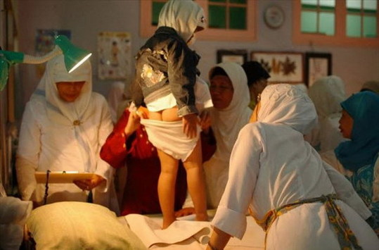 摄影师实拍印尼女童割礼现场