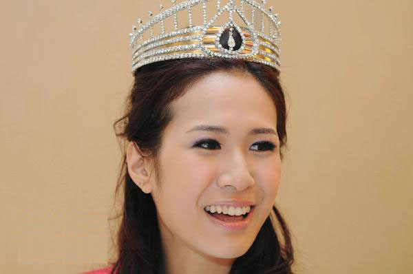 2010香港小姐冠军亚军季军亮相
