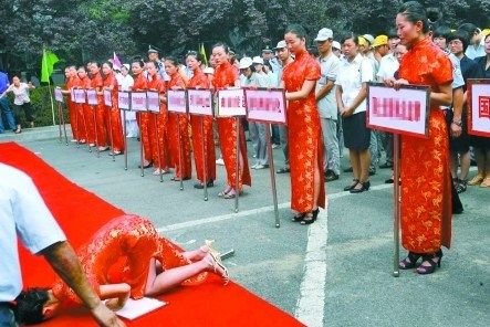 郑州职工运动会1小时4名礼仪小姐晕倒(组图) -
