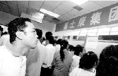 一位求职者被富士康招聘点深深吸引。 