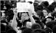 求职现场有人1.5元一份出售空白简历。