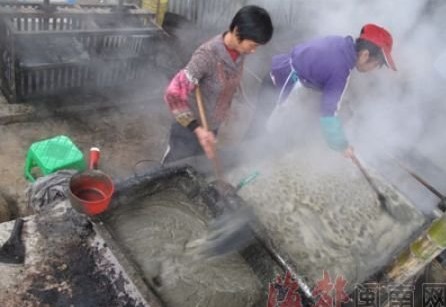 漳州工商查处无证糖厂 飘出猪屎味
