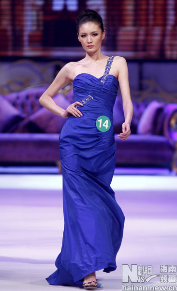 1月11日,获得中国职业模特大赛冠军的14号选手李雪在晚装比赛中.