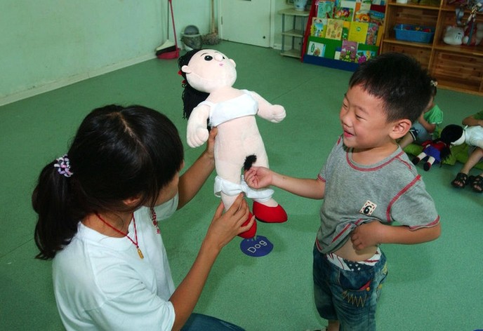 郑州幼儿园用布娃娃上性教育课