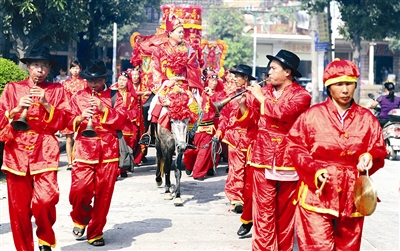 穿马路,过小巷,迎亲队伍开路来