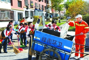 小学生们也帮助清洁工人清扫秋冬垃圾