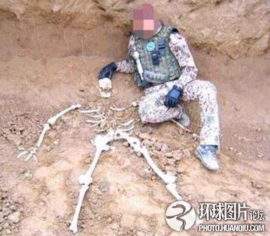 德国士兵爆渎尸丑闻手持死人头骨裸露下身