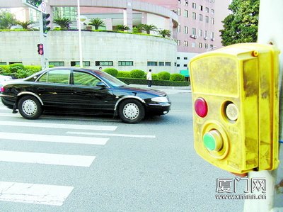 文园路与百家村路路口的斑马线,虽然装上了自助式红绿灯,不过已经停止