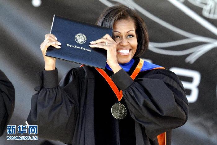 州立大学,美国第一夫人米歇尔·奥巴马举起该校授予她的荣誉学位证书
