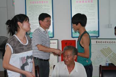 漳浦国税局积极开展文明和谐村爱心助学活动