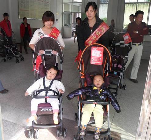 诏安县残联为脑瘫幼儿免费发放便携式幼儿轮椅