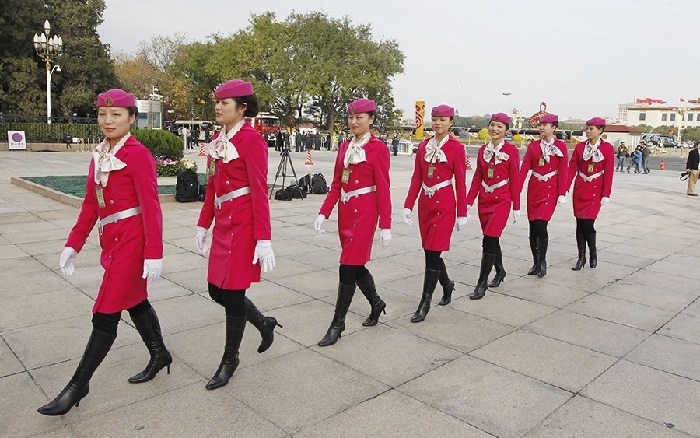 11月7日,北京天安门广场和人民大会堂前,参加党代会服务的美女礼仪