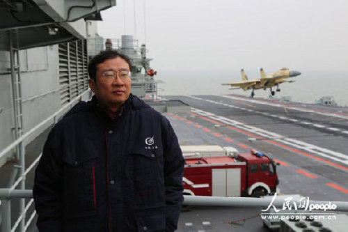 罗阳在航母“辽宁舰”上 图片：中国航空工业集团公司