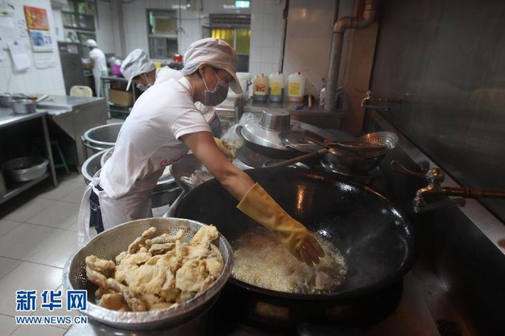 （图文互动）（2）台北体验学生“营养午餐”：监管严格 美味与健康兼顾 