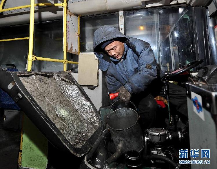 （社会）（1）严寒中与夜晚相伴——探访“三九天”中的哈尔滨公交热车员 