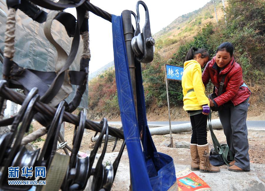 （走基层 听民声）（2）怒江大峡谷小山村溜索上的另类“春运”