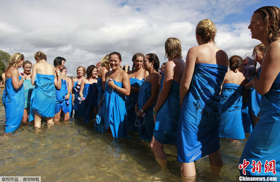 澳大利亚悉尼超过400人集体裸泳为慈善筹集资金 