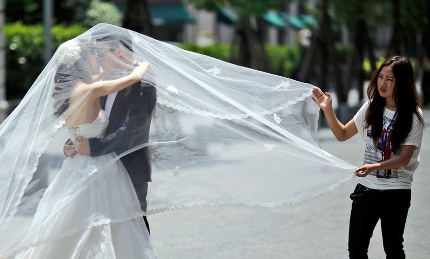 5月29日，上海，一对新人正在拍婚纱照。