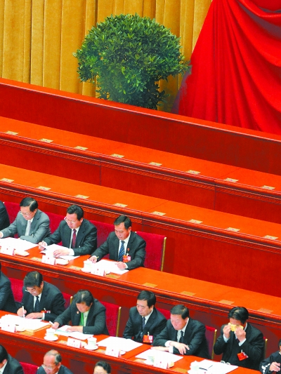 3月5日,第十二届全国人大一次会议开幕,主席台上的谢智波(后排右一)