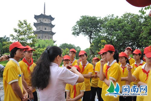 泉州市旅游局组织聋哑学生游景点 手译讲解历史