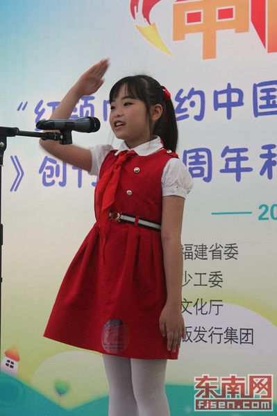 参加"红领巾相约中国梦"讲故事,演讲比赛的小选手