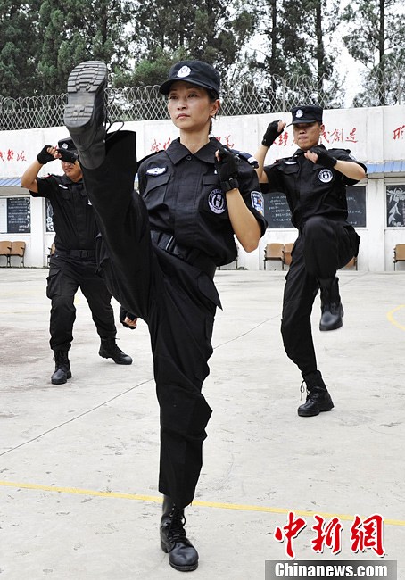 实拍中国监狱女子特警队