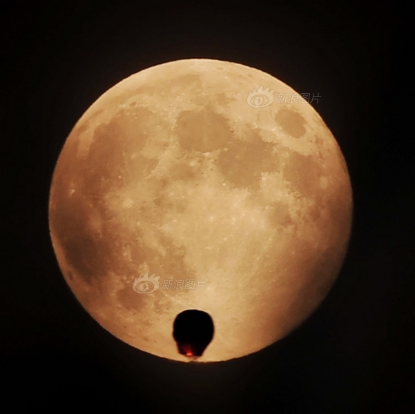 中秋之夜各地赏月 最大最圆月亮登场