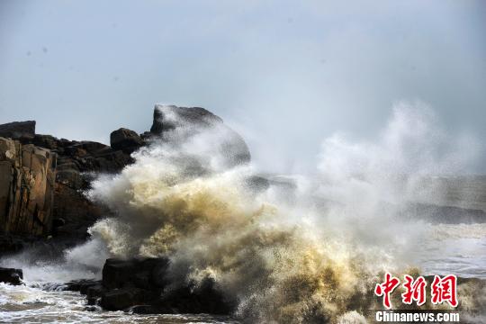 组图：“天兔”逼近福建沿海掀惊涛骇浪