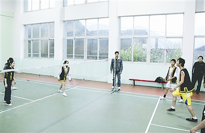 9月29日,在顺昌民族中学室内毽球场的比赛场景.