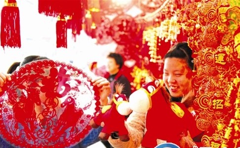 漳州芗城区瑞京路，各种马主题的喜庆物品热卖