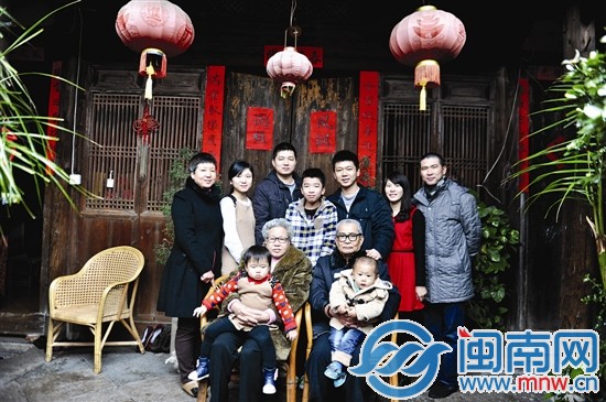西街复兴·全家福 四世同堂一张合照等了35年