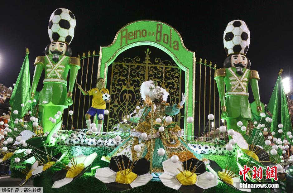 巴西狂欢节大巡游 足球花车成焦点