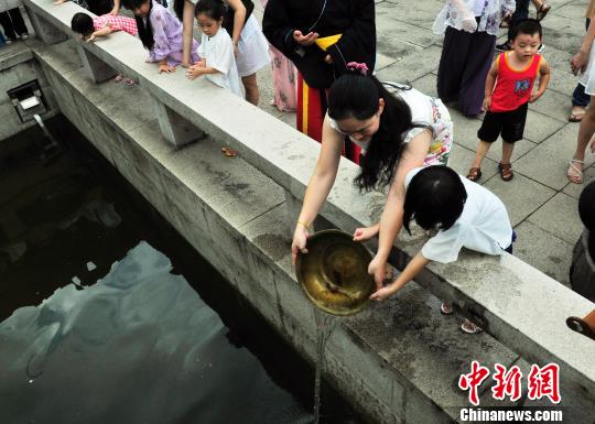 福州举办甲午年新生开笔礼蒙童们额头点上朱砂（图）